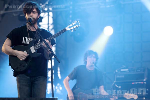 FOALS - 2010-08-27 - SAINT CLOUD - Domaine National - Scene de la Cascade - Yannis Philippakis - Walter Gervers